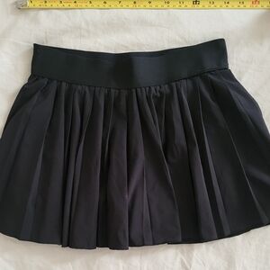 Aritzia TNA pleated black tennis skort